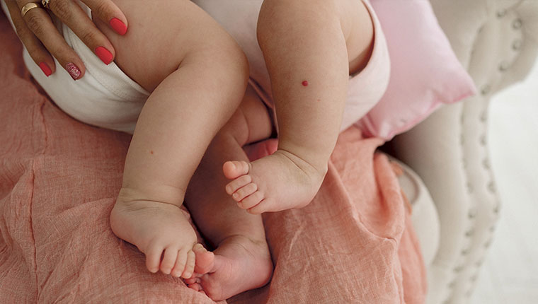 Kvinde holder tvillinger