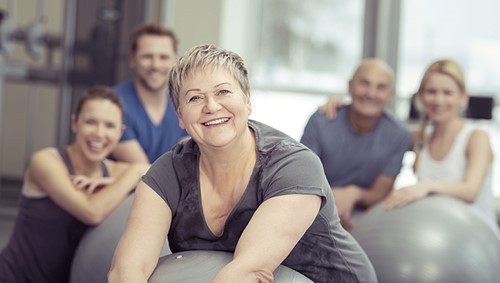SENIOR FITNESS 5 PERSONER PÅ BOLDE 