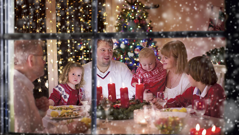 Familie i julepyntet hjem