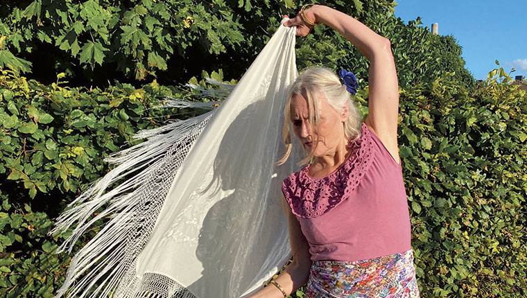 Charlotte Ettrup svinger sjal