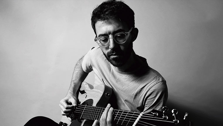Claudio Suriano med guitar sort/hvid