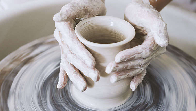 Hænder drejer lille vase
