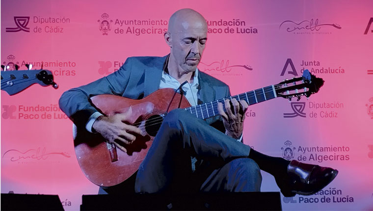 Salvador Andrades spiller guitar