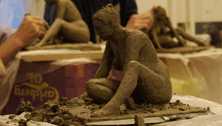 Lille lerfigur af kvinde