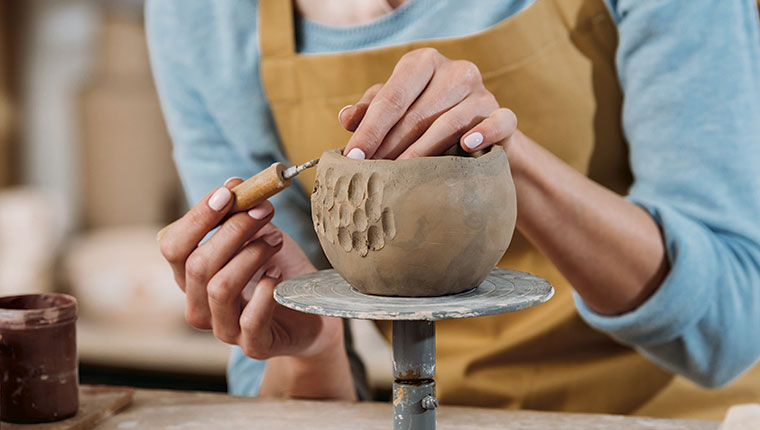 Kvinde laver mønster i skål